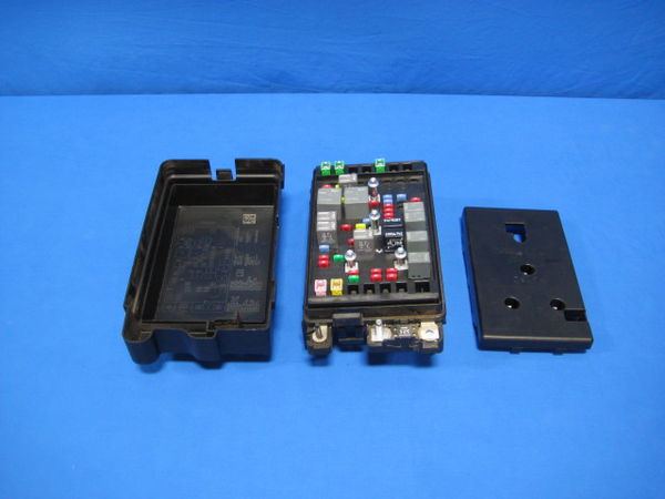 2005 GMC Yukon Envoy Fuse Box Relay Center Cover Panel ... 2007 envoy fuse box 